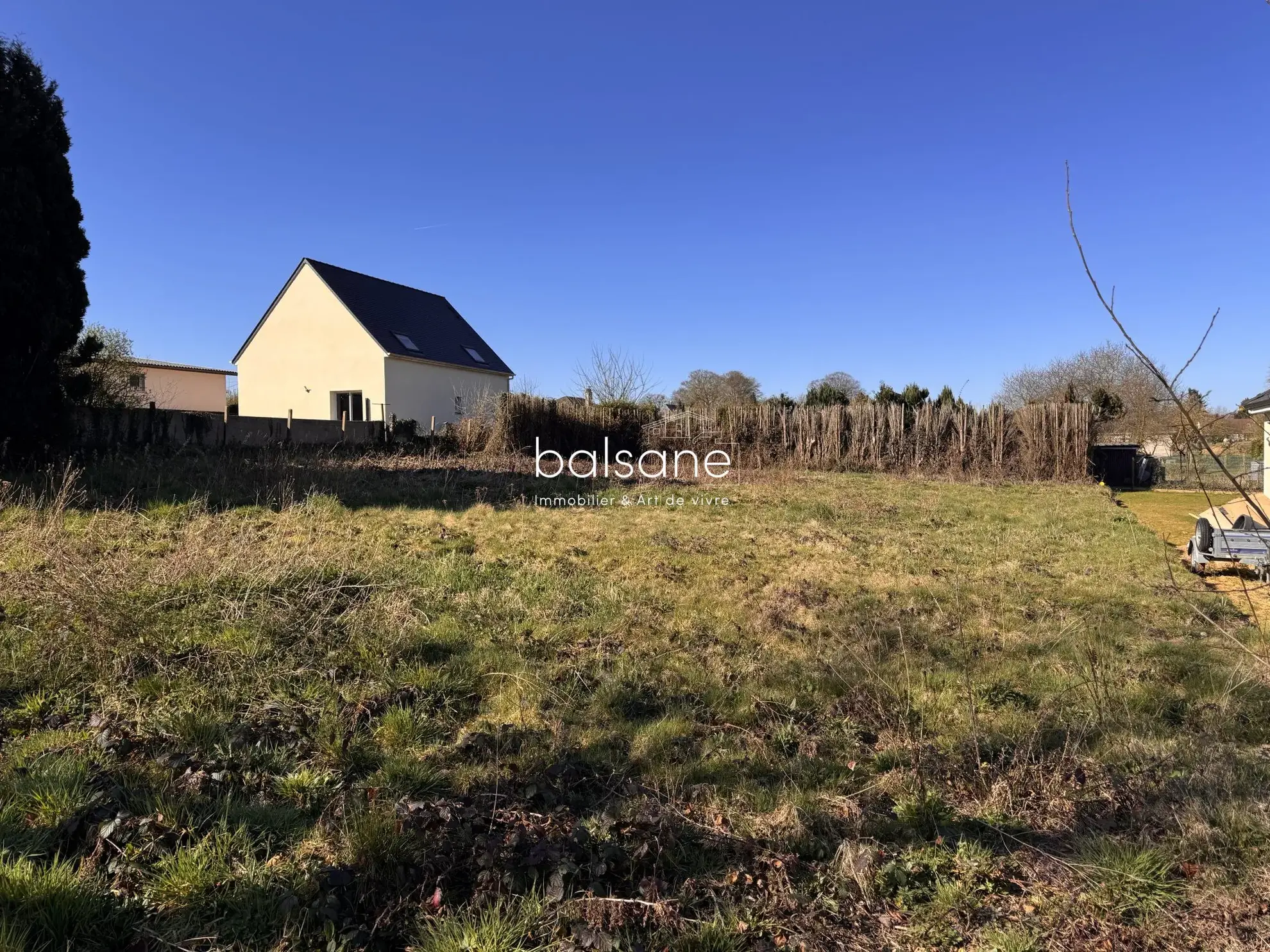 Terrain constructible de 1206 m² à Bourg-Achard, prêt à bâtir et viabilisé 