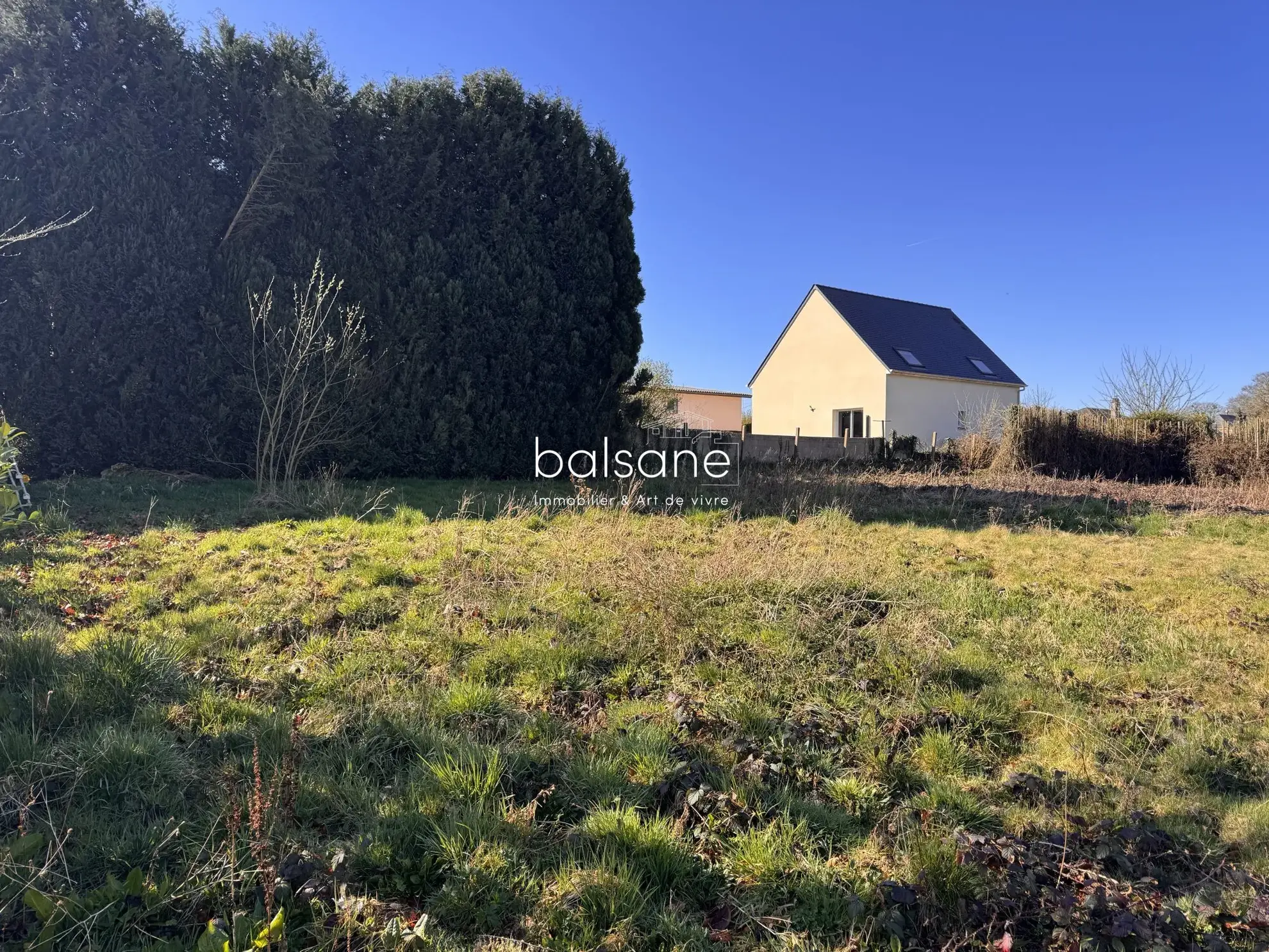 Terrain constructible de 1206 m² à Bourg-Achard, prêt à bâtir et viabilisé 
