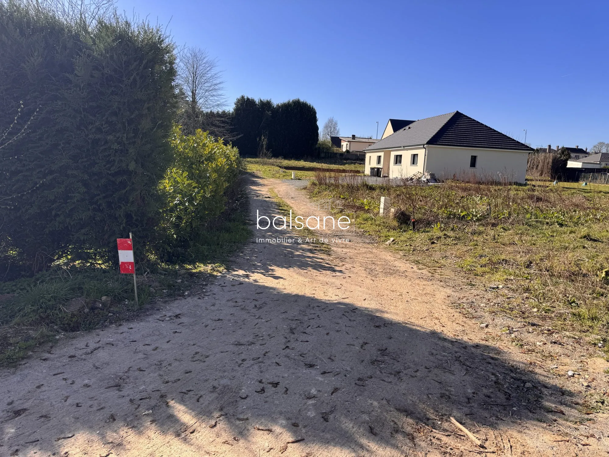 Terrain constructible de 1206 m² à Bourg-Achard, prêt à bâtir et viabilisé 