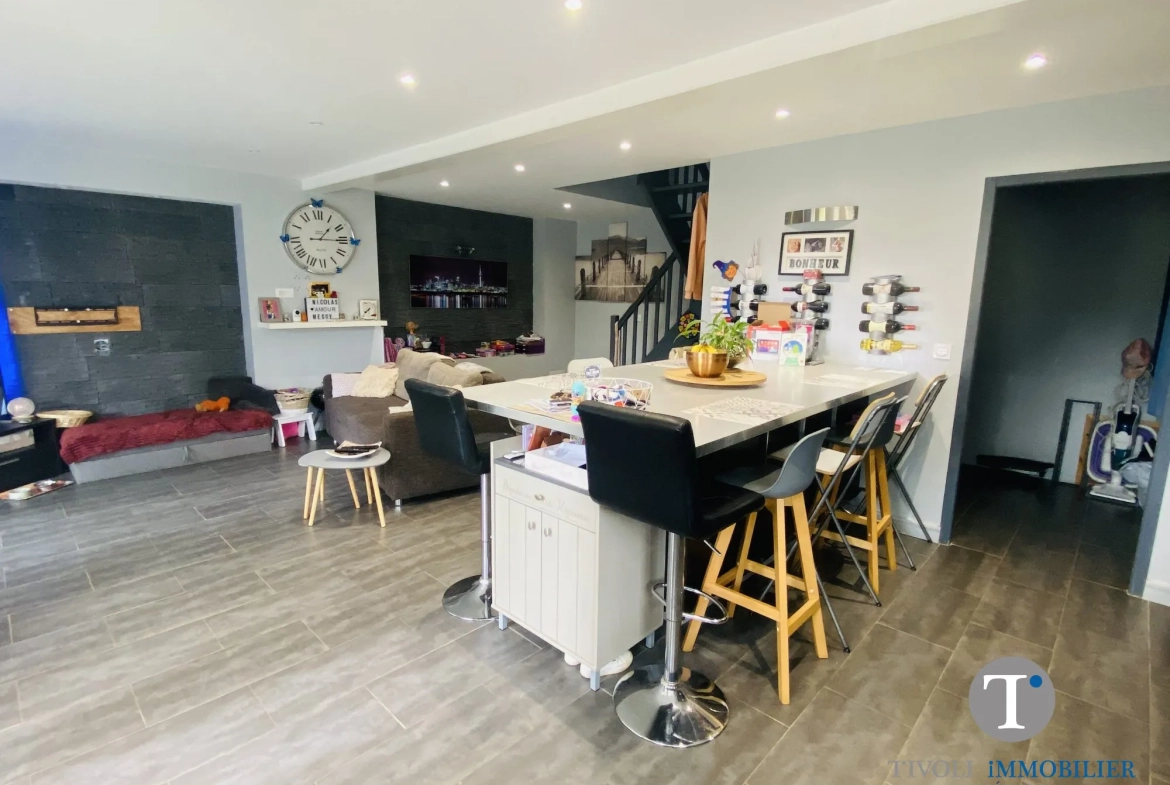 Charmante maison 3 chambres à Lesparre-Médoc avec jardin et pièce de vie spacieuse 