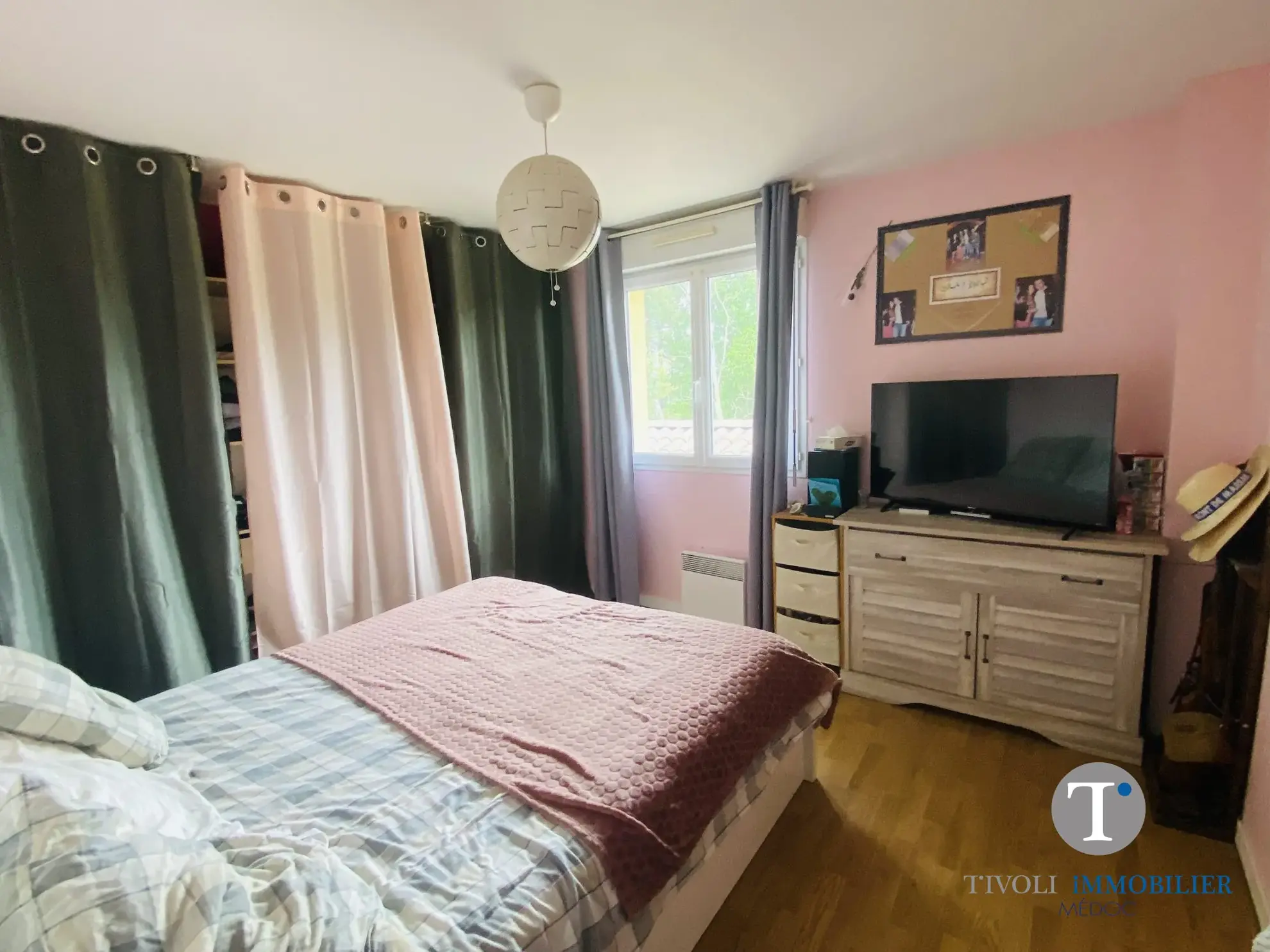 Charmante maison 3 chambres à Lesparre-Médoc avec jardin et pièce de vie spacieuse 