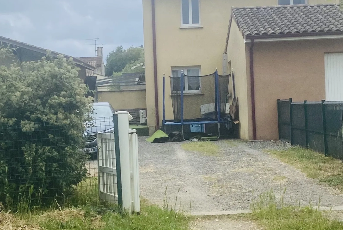 Charmante maison 3 chambres à Lesparre-Médoc avec jardin et pièce de vie spacieuse 