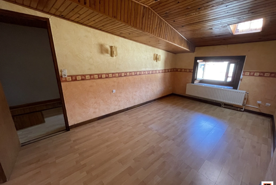 Maison de village à vendre à La Monnerie-le-Montel avec 2 chambres et travaux à prévoir 