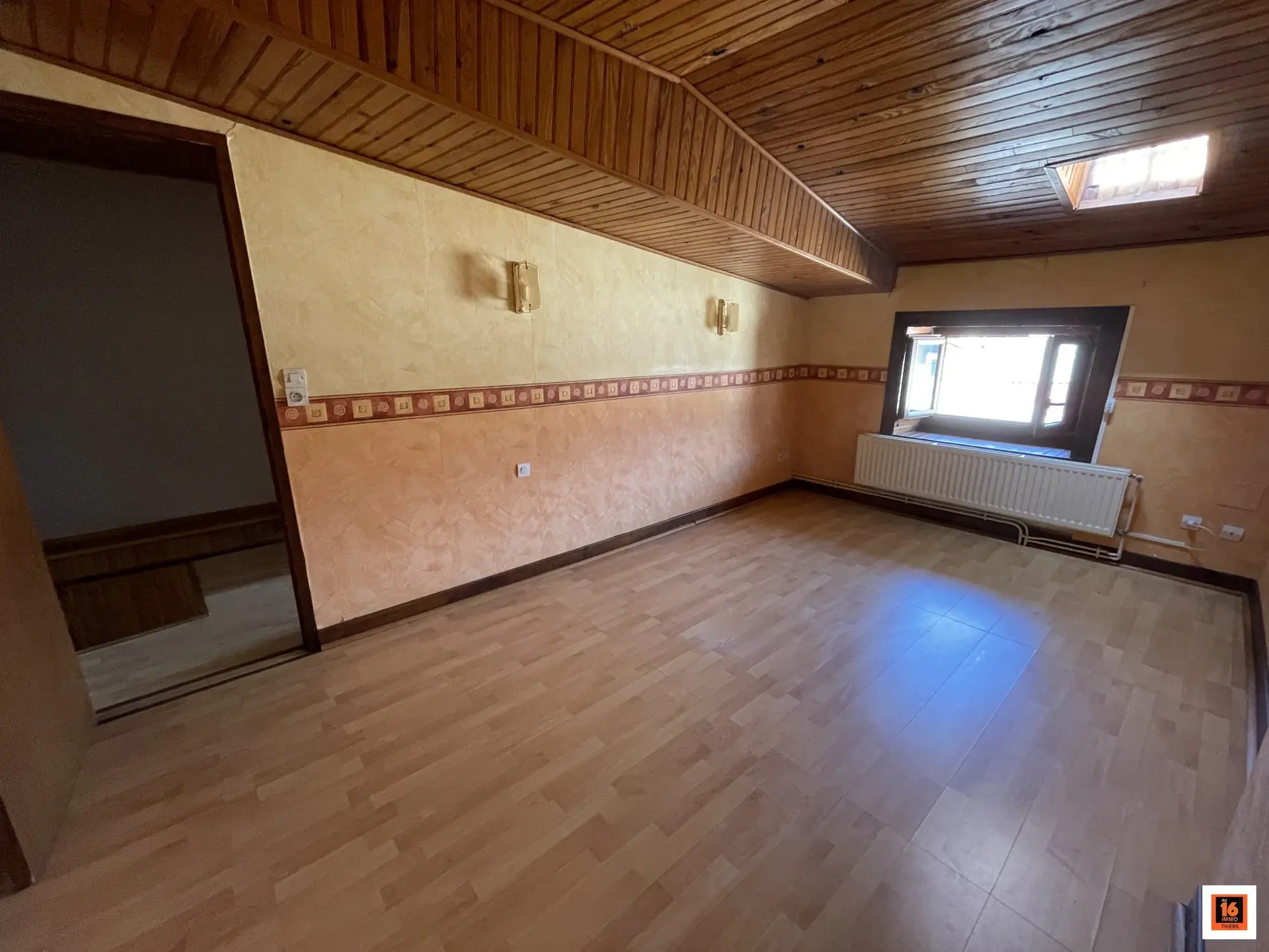 Maison de village à vendre à La Monnerie-le-Montel avec 2 chambres et travaux à prévoir 