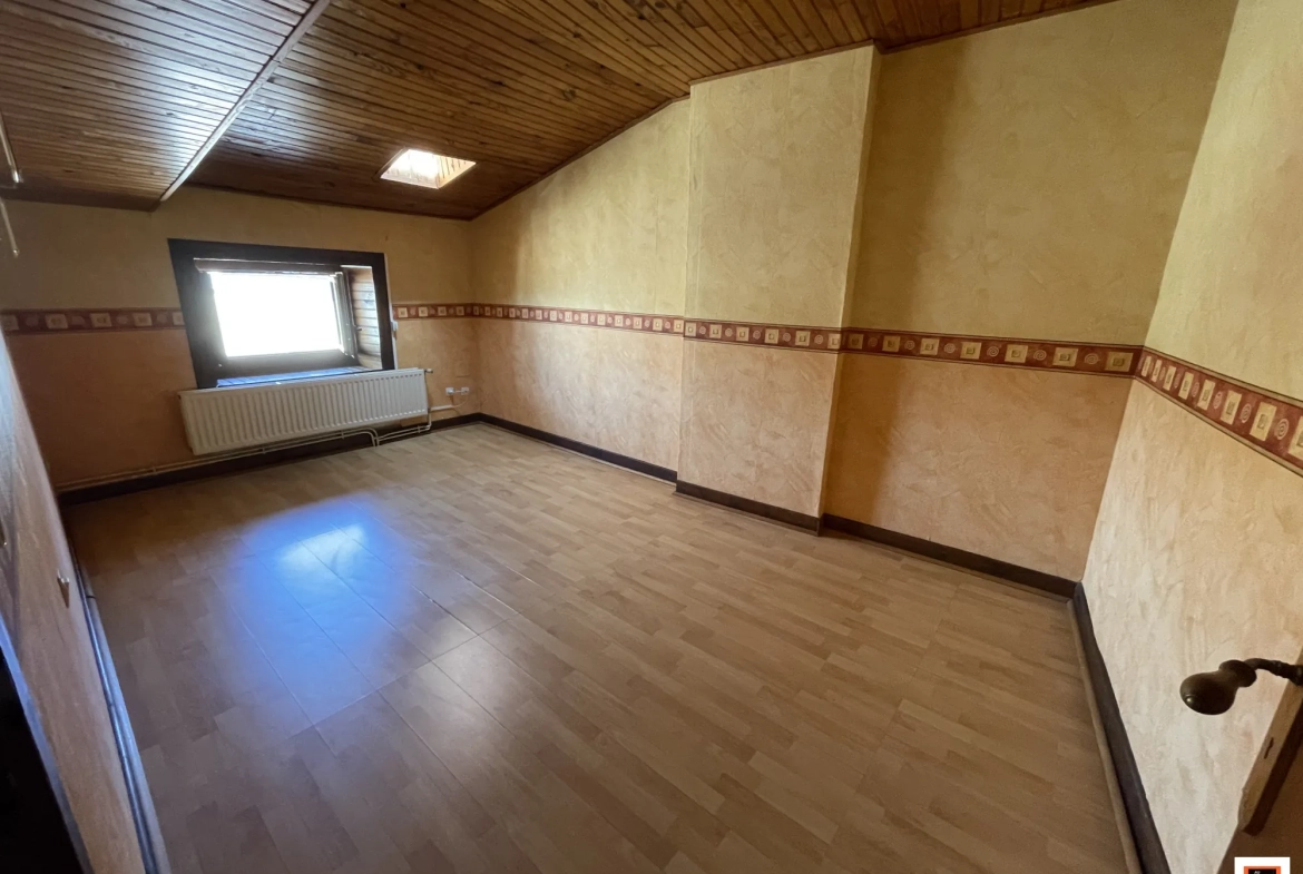 Maison de village à vendre à La Monnerie-le-Montel avec 2 chambres et travaux à prévoir 