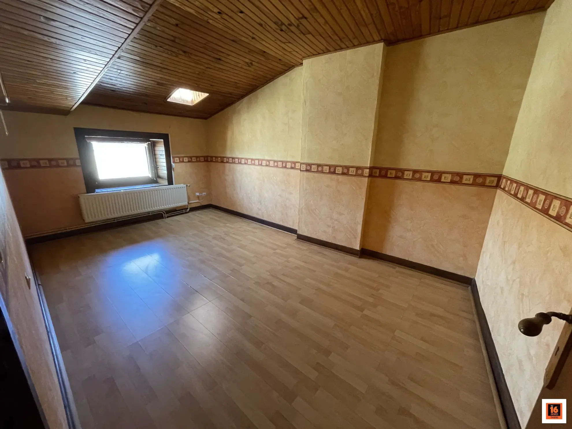 Maison de village à vendre à La Monnerie-le-Montel avec 2 chambres et travaux à prévoir 