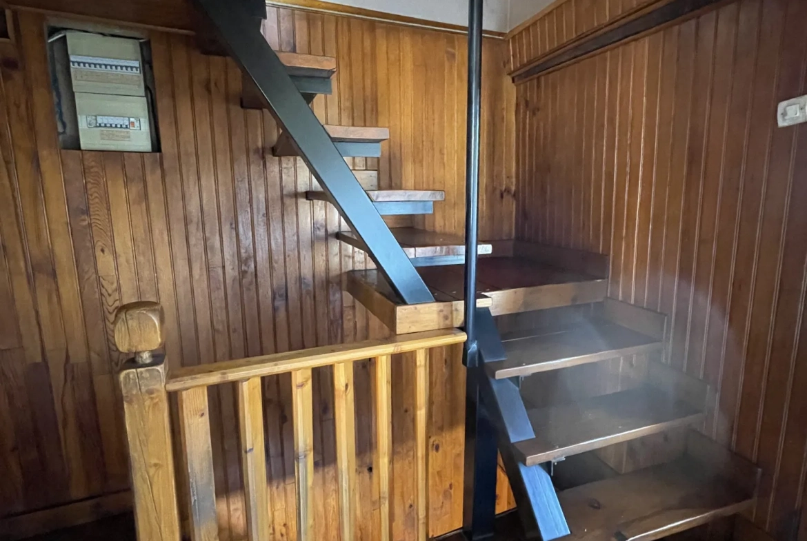 Maison de village à vendre à La Monnerie-le-Montel avec 2 chambres et travaux à prévoir 