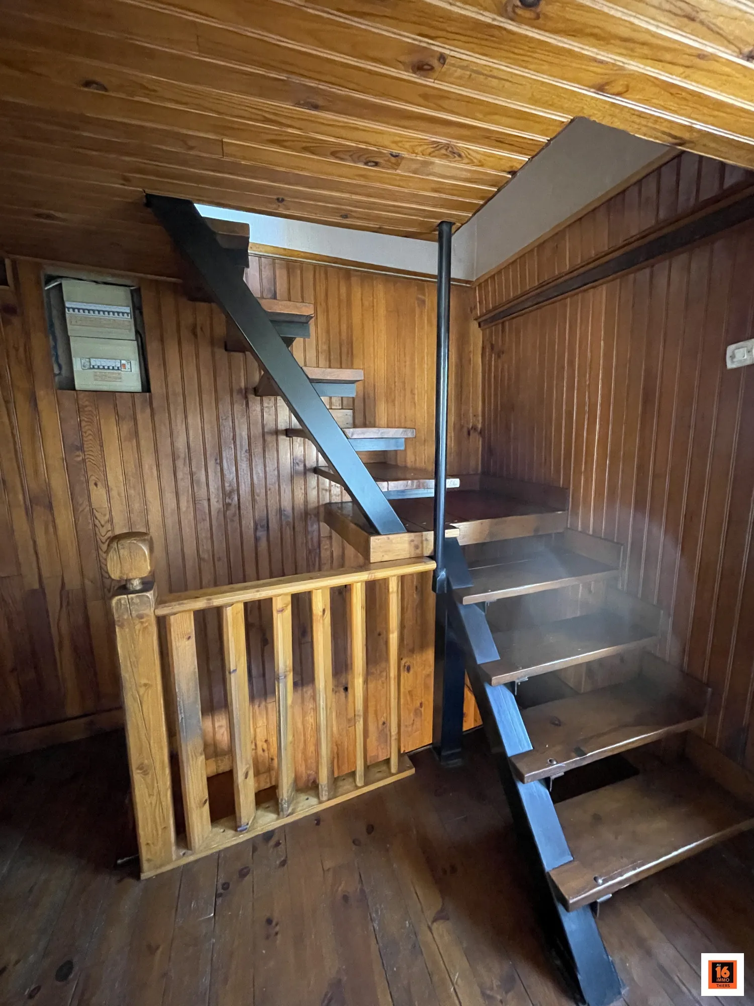 Maison de village à vendre à La Monnerie-le-Montel avec 2 chambres et travaux à prévoir 