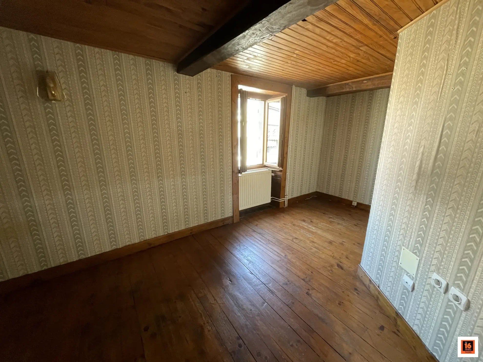 Maison de village à vendre à La Monnerie-le-Montel avec 2 chambres et travaux à prévoir 