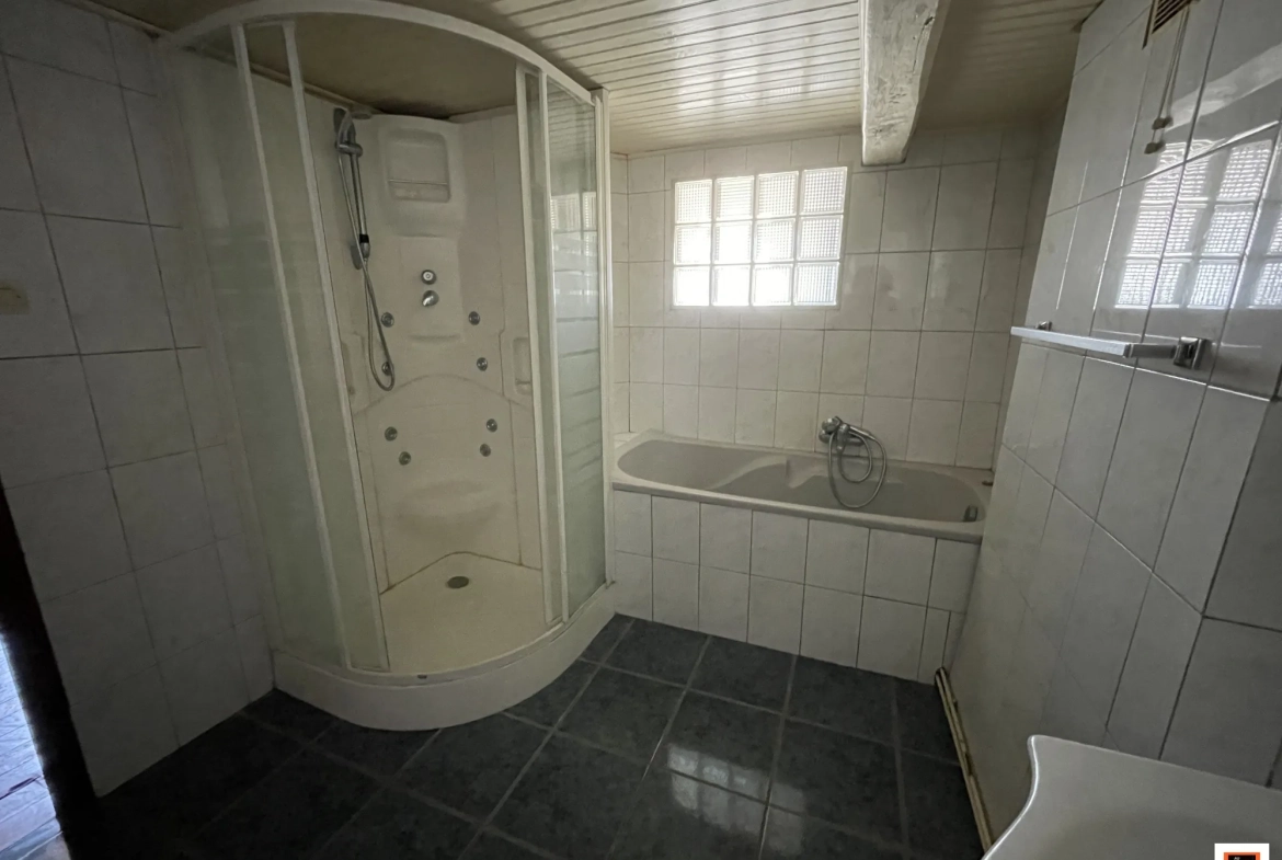 Maison de village à vendre à La Monnerie-le-Montel avec 2 chambres et travaux à prévoir 