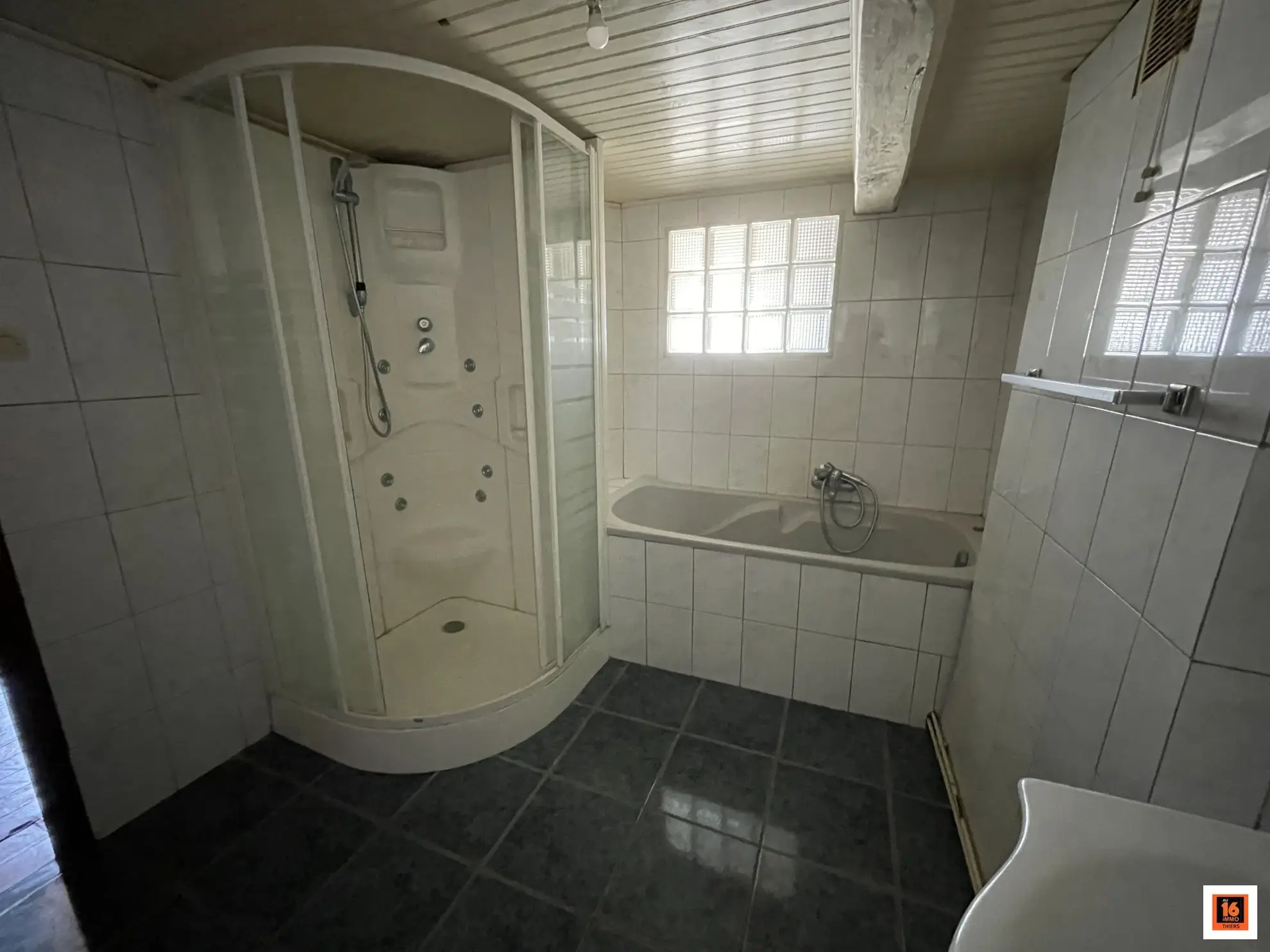 Maison de village à vendre à La Monnerie-le-Montel avec 2 chambres et travaux à prévoir 