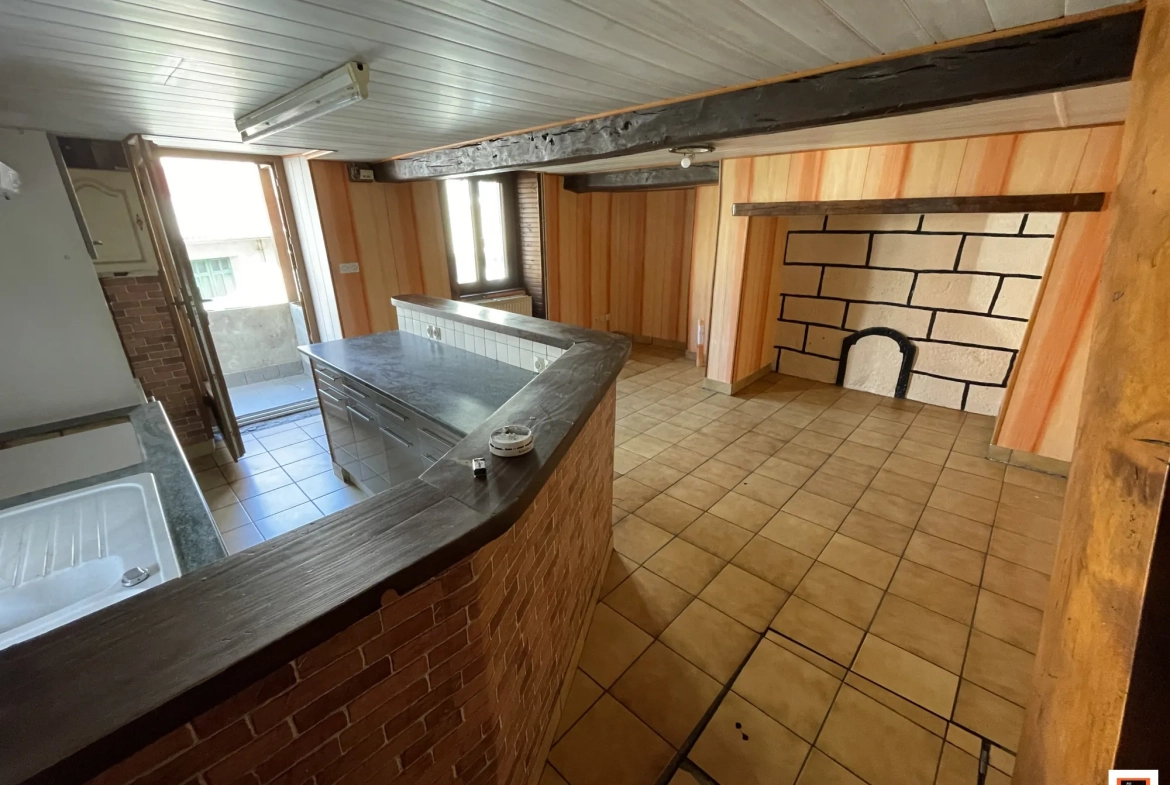 Maison de village à vendre à La Monnerie-le-Montel avec 2 chambres et travaux à prévoir 