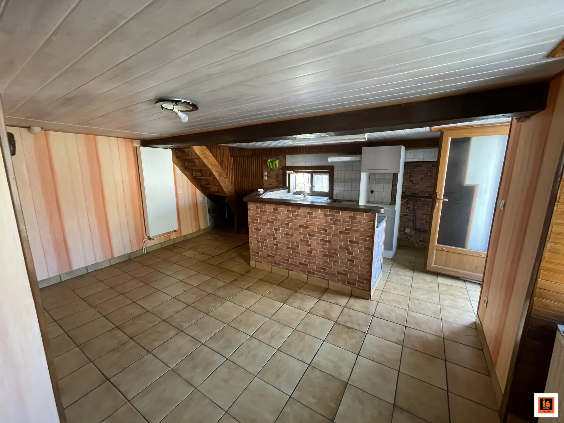 Maison de village à vendre à La Monnerie-le-Montel avec 2 chambres et travaux à prévoir 
