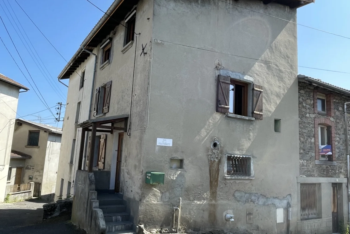 Maison de village à vendre à La Monnerie-le-Montel avec 2 chambres et travaux à prévoir 