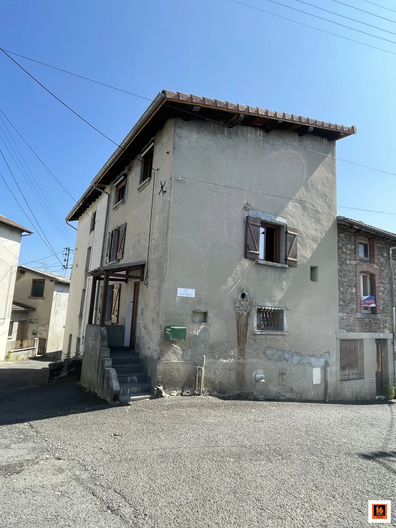 Maison de village à vendre à La Monnerie-le-Montel avec 2 chambres et travaux à prévoir 