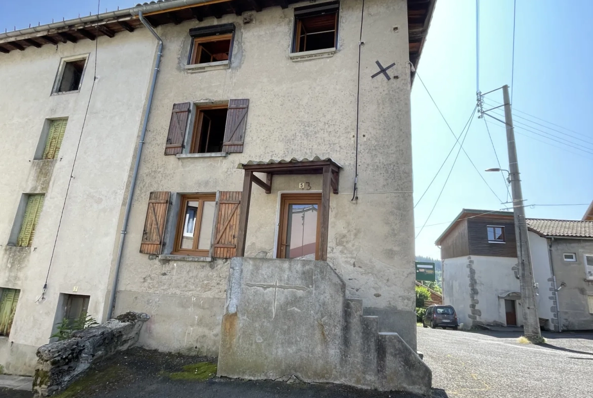 Maison de village à vendre à La Monnerie-le-Montel avec 2 chambres et travaux à prévoir 
