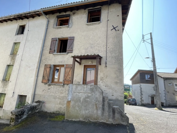 Maison de village à vendre à La Monnerie-le-Montel avec 2 chambres et travaux à prévoir