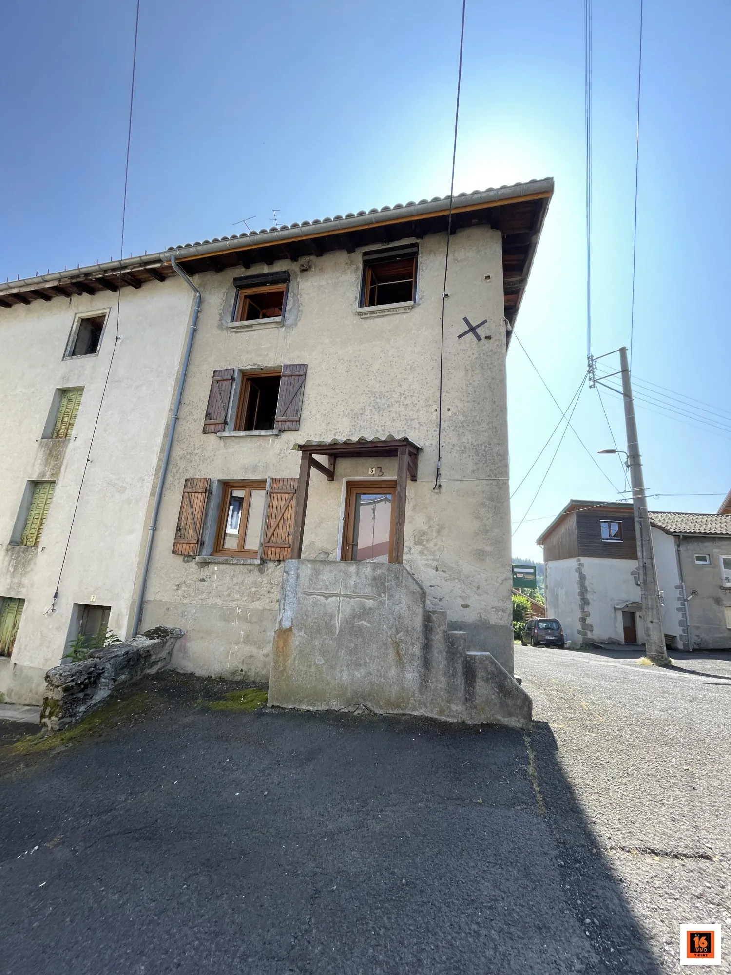 Maison de village à vendre à La Monnerie-le-Montel avec 2 chambres et travaux à prévoir 