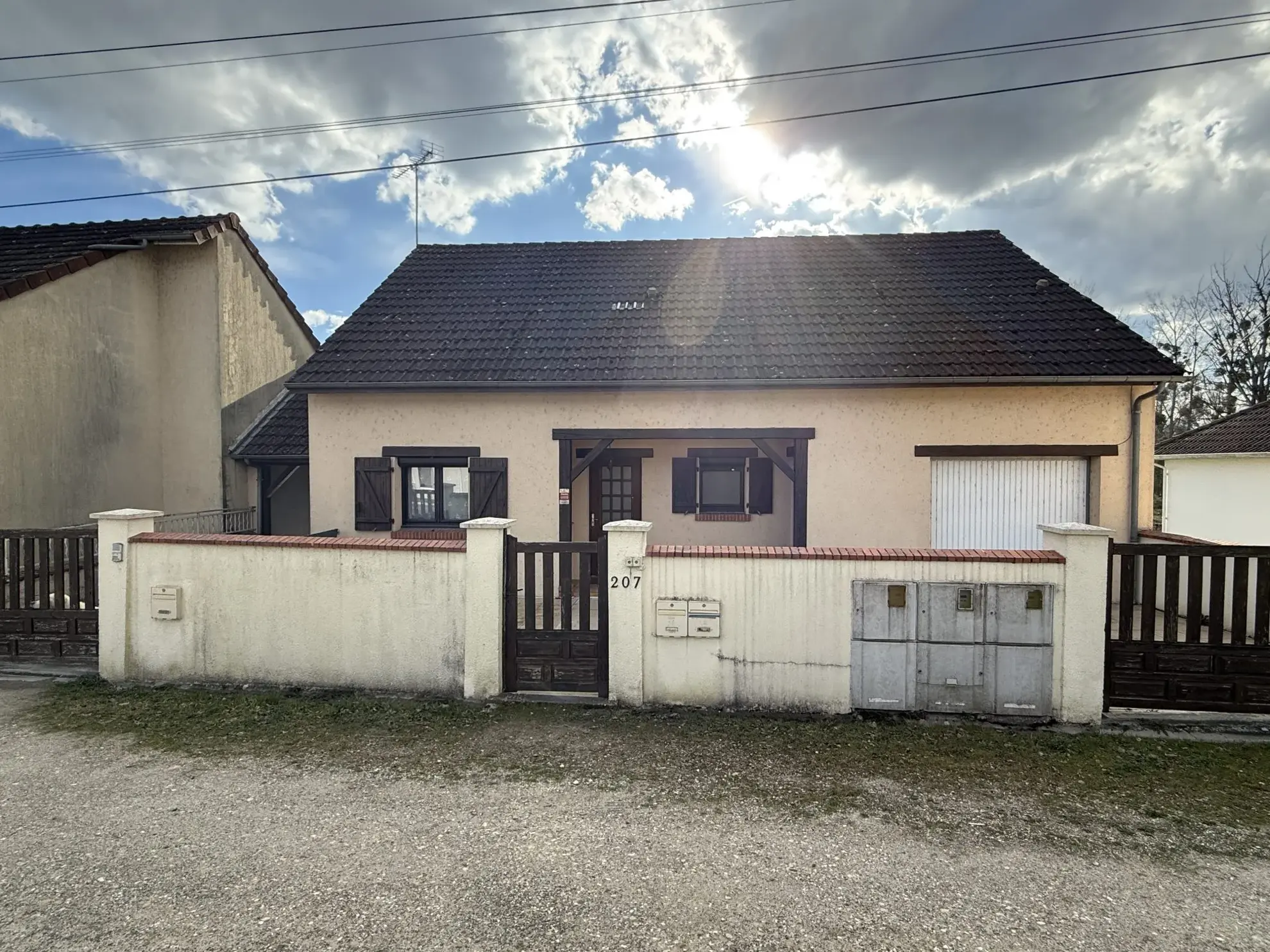 Immeuble de rapport à Gien avec deux logements loués et un appartement vacant 