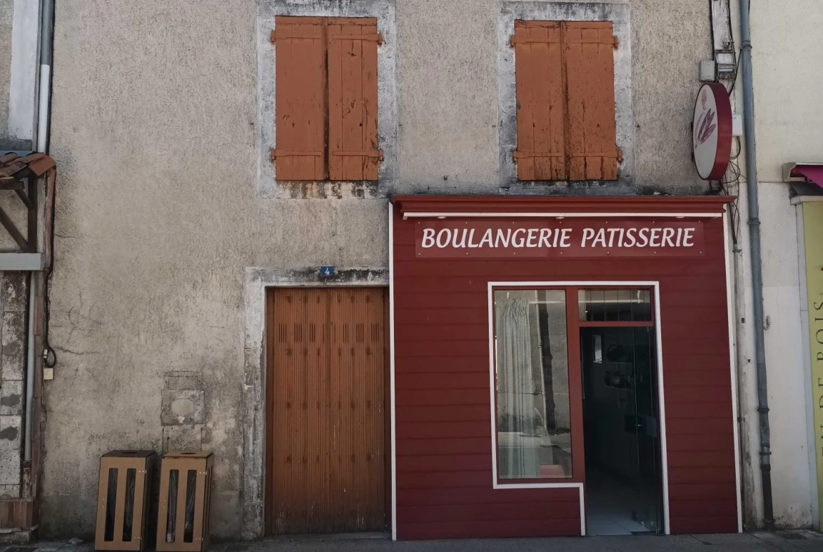 Maison de ville à rénover avec cour à Chasseneuil sur Bonnieure 