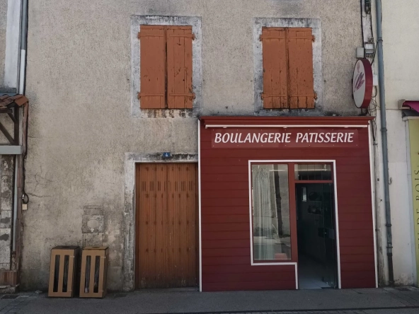 Maison de ville à rénover avec cour à Chasseneuil sur Bonnieure