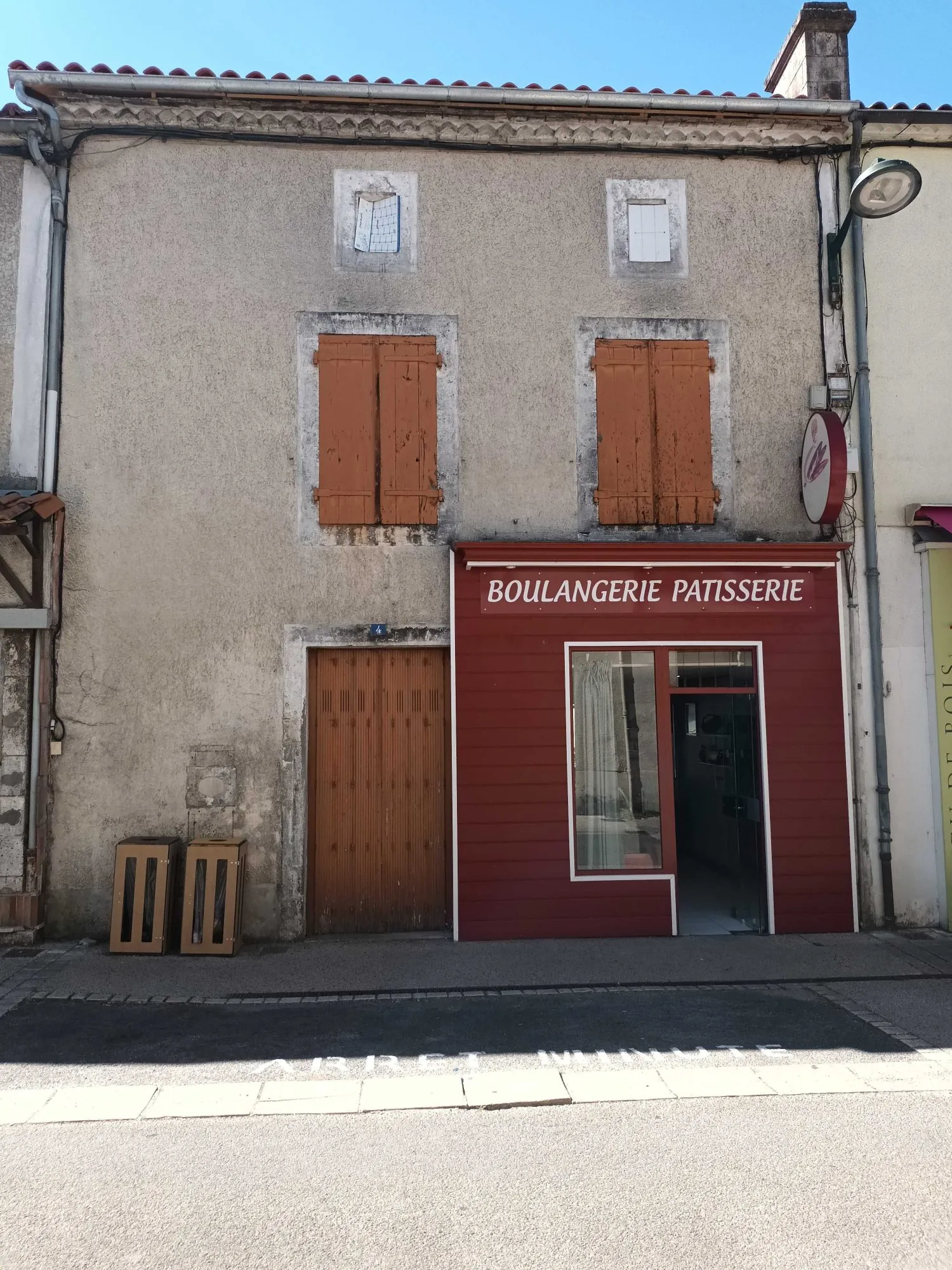 Maison de ville à rénover avec cour à Chasseneuil sur Bonnieure 
