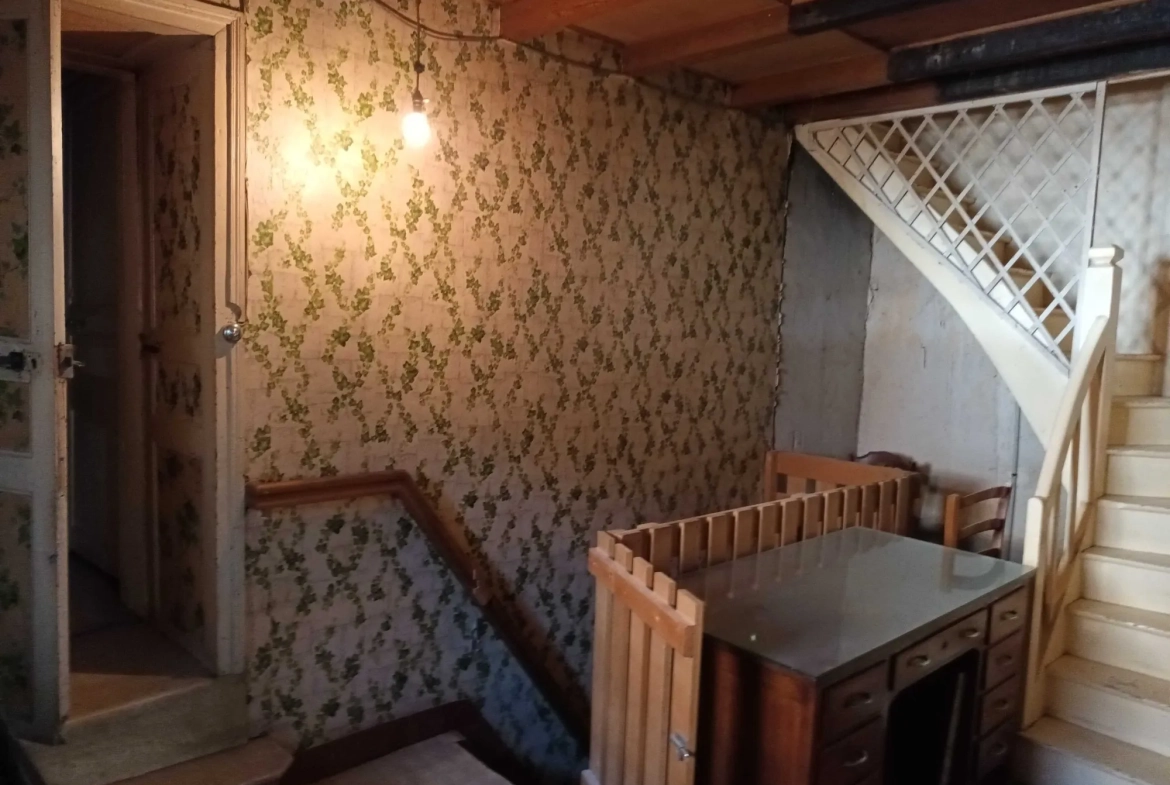 Maison de ville à rénover avec cour à Chasseneuil sur Bonnieure 