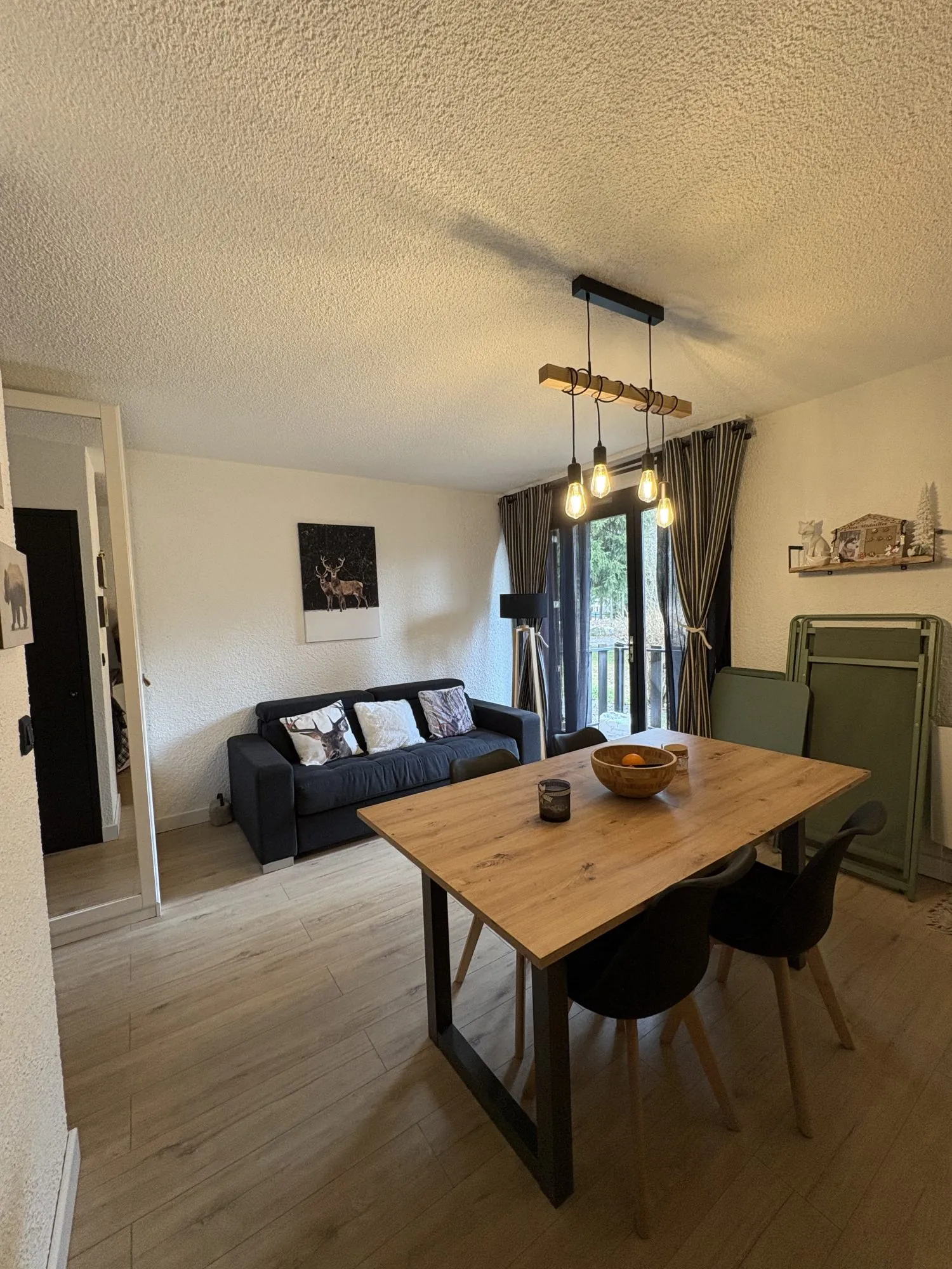 Pièce à vivre Studio en Rez-de-Chaussée à Montclar avec Balcon et Cave à Vendre 
