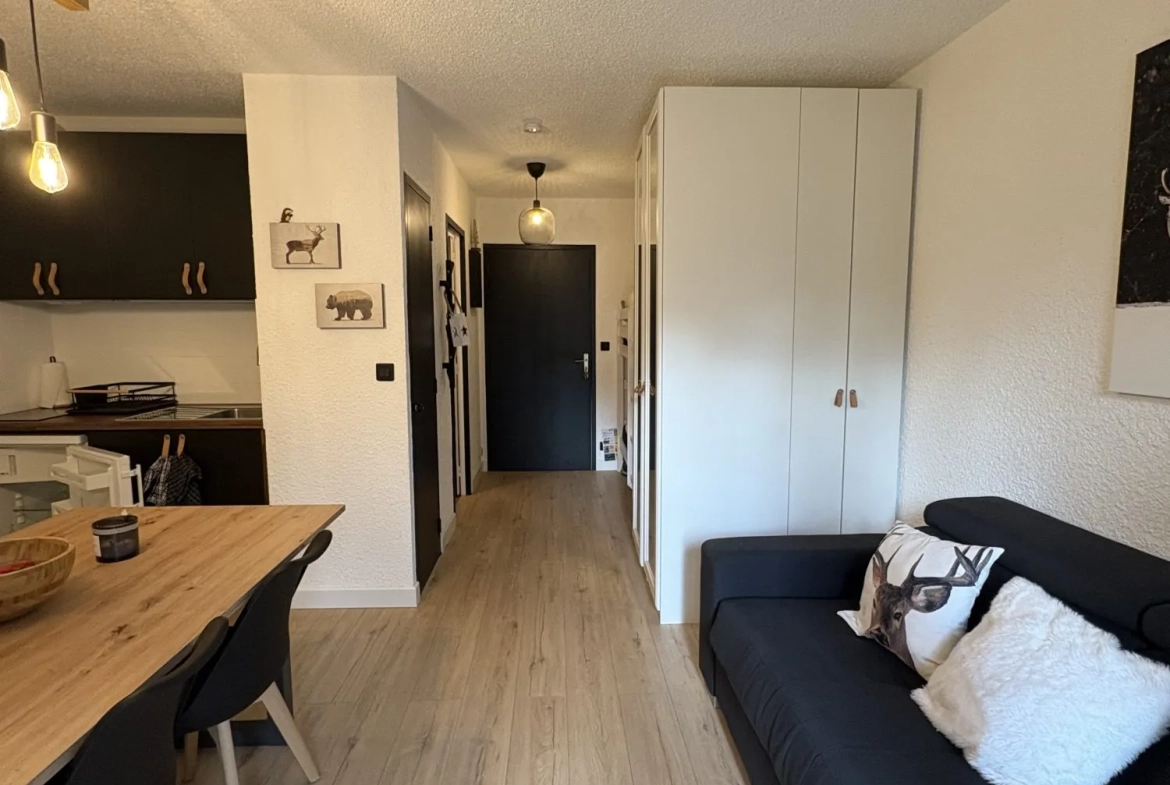 Vue sur l'entrée Studio en Rez-de-Chaussée à Montclar avec Balcon et Cave à Vendre 
