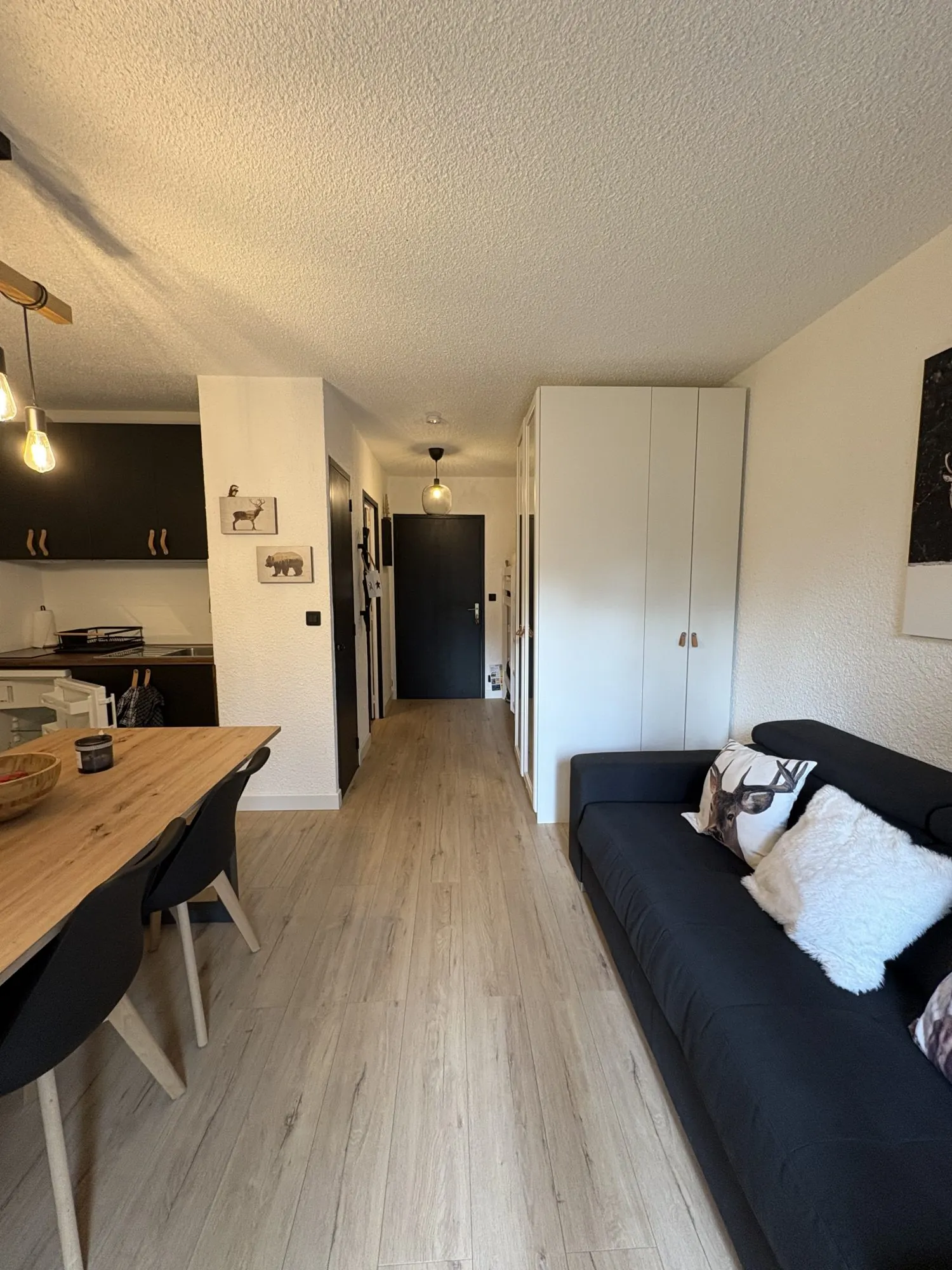 Vue sur l'entrée Studio en Rez-de-Chaussée à Montclar avec Balcon et Cave à Vendre 