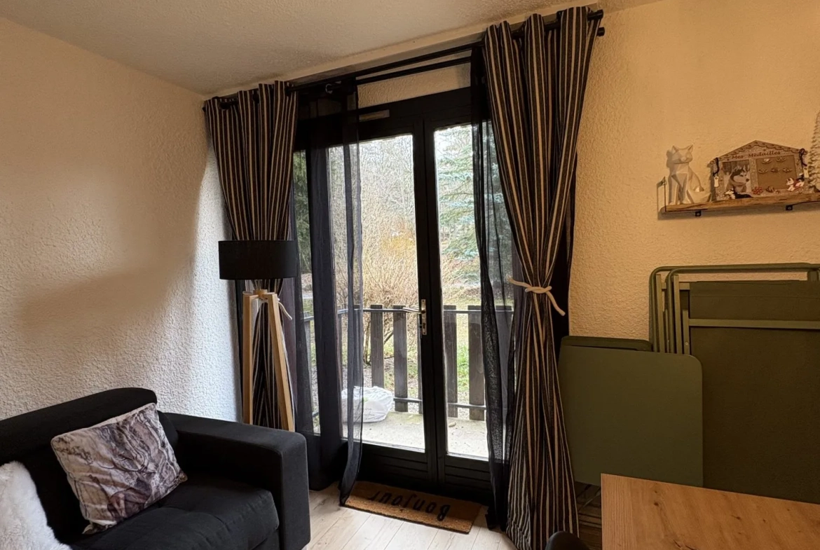Coin Salon Studio en Rez-de-Chaussée à Montclar avec Balcon et Cave à Vendre 