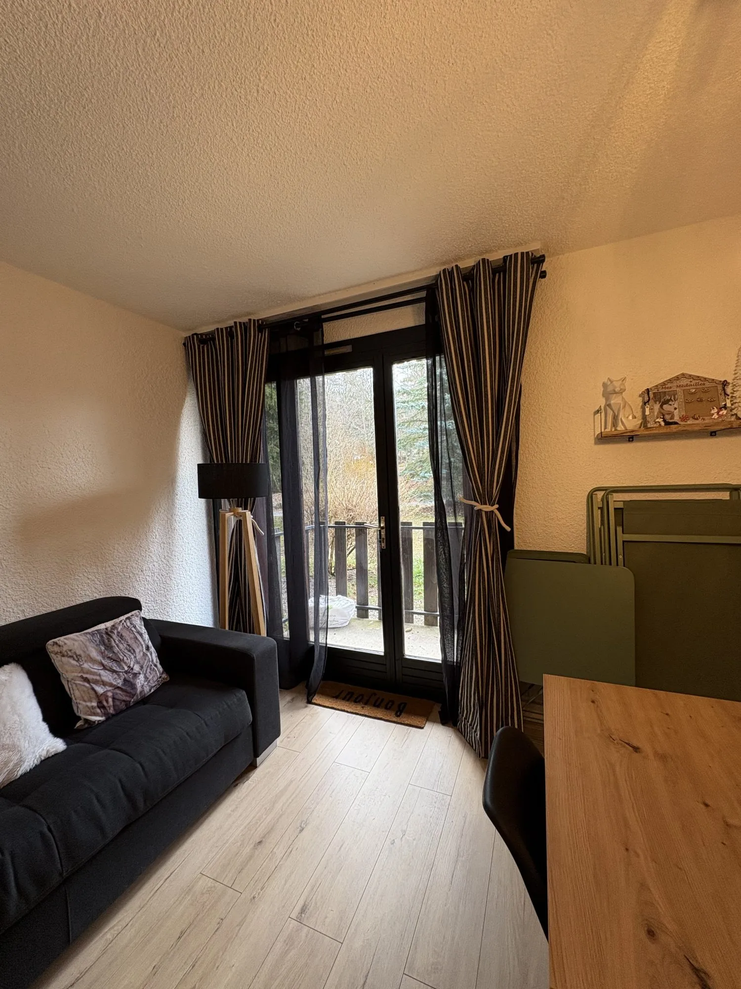 Coin Salon Studio en Rez-de-Chaussée à Montclar avec Balcon et Cave à Vendre 