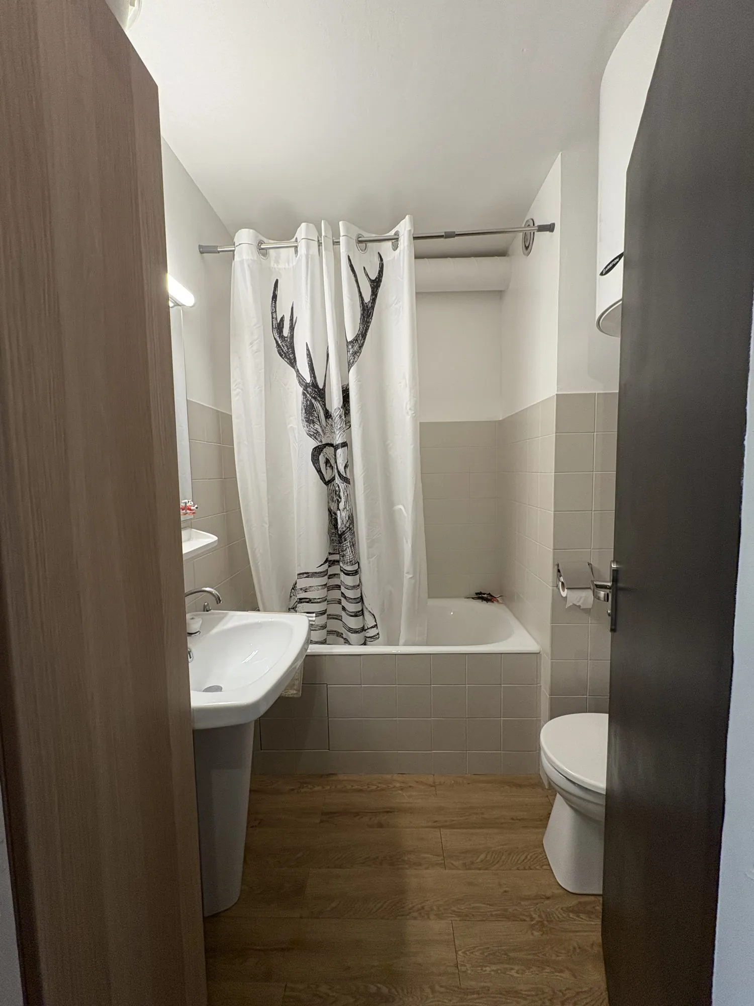 Salle de bain et wc  Studio en Rez-de-Chaussée à Montclar avec Balcon et Cave à Vendre 
