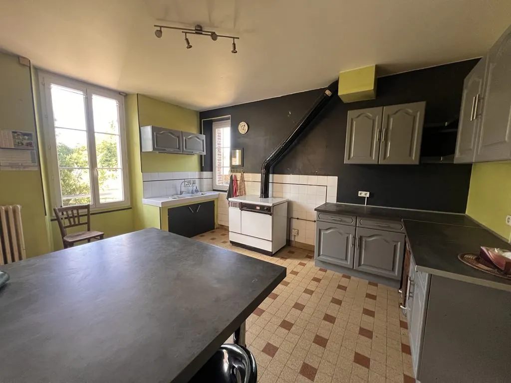 Belle maison avec grand jardin à Joigny, 4 chambres, dépendances, secteur calme 