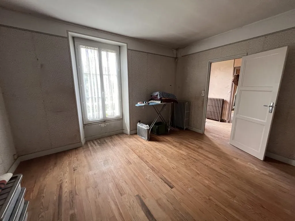 Belle maison avec grand jardin à Joigny, 4 chambres, dépendances, secteur calme 