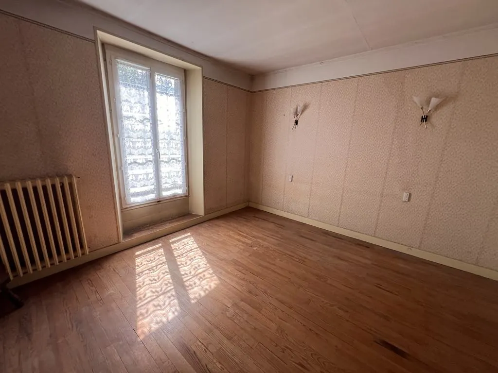 Belle maison avec grand jardin à Joigny, 4 chambres, dépendances, secteur calme 
