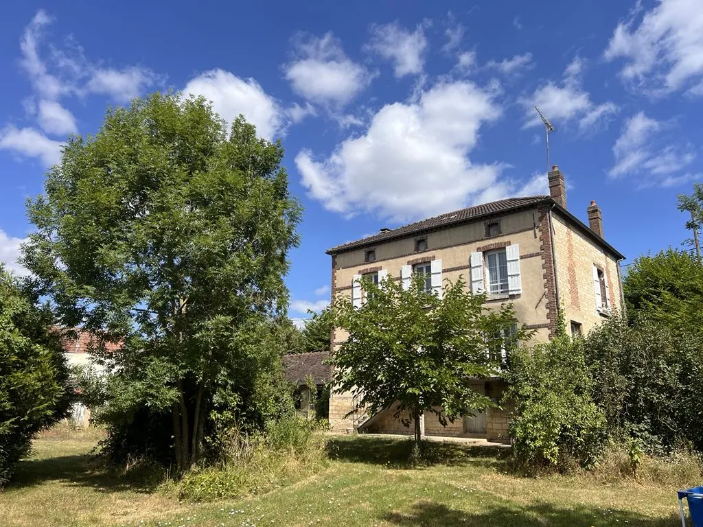 Belle maison avec grand jardin à Joigny, 4 chambres, dépendances, secteur calme 