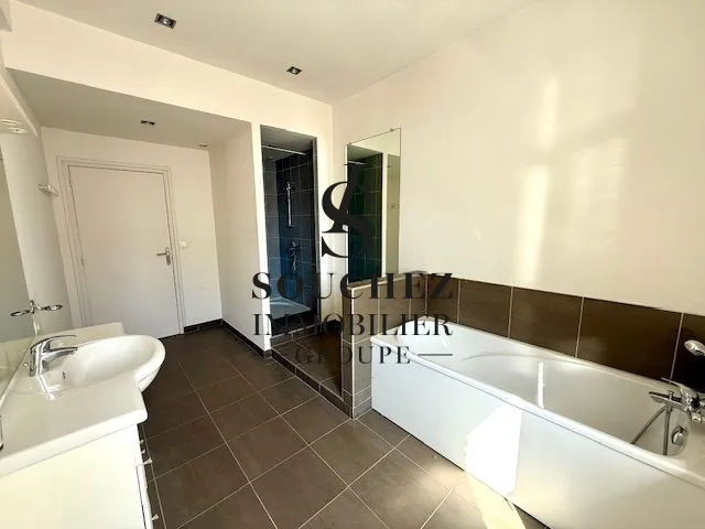Appartement lumineux de 150 m² avec ascenseur à Lens, idéalement situé 