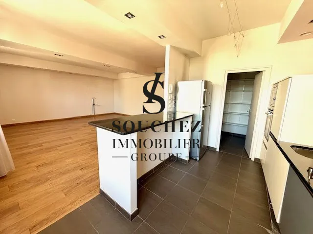 Appartement lumineux de 150 m² avec ascenseur à Lens, idéalement situé 