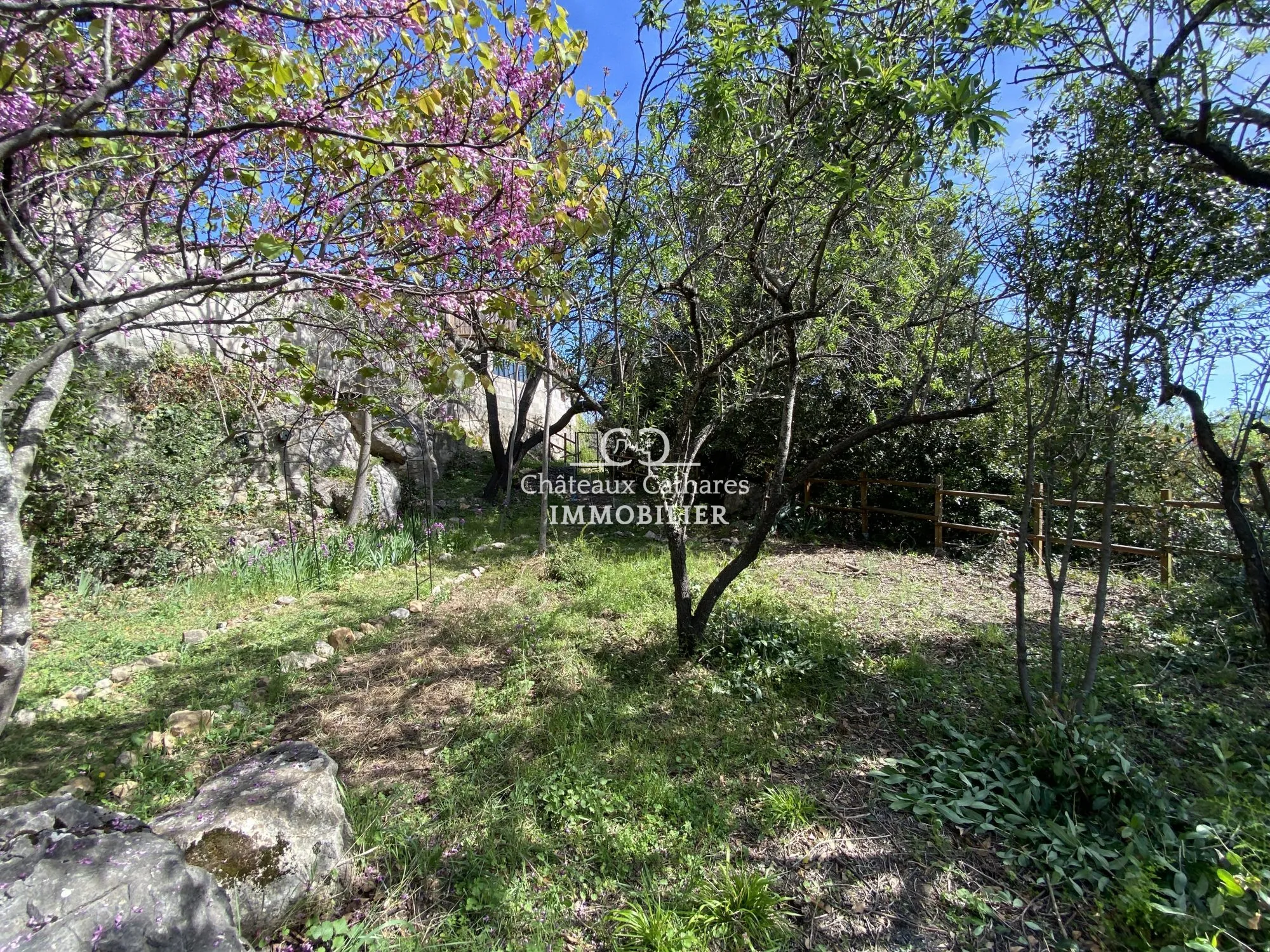 Maison ancienne avec terrasse et jardin à Duilhac-sous-Peyrepertuse 