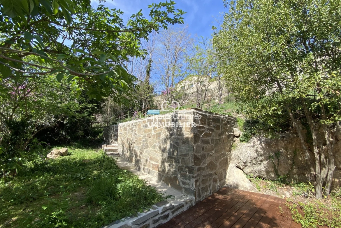 Maison ancienne avec terrasse et jardin à Duilhac-sous-Peyrepertuse 