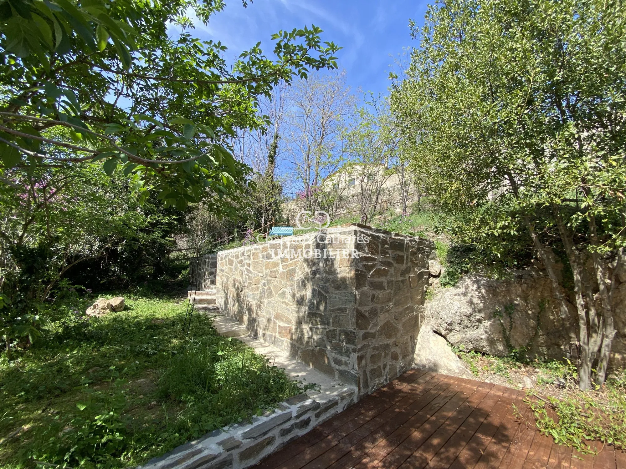 Maison ancienne avec terrasse et jardin à Duilhac-sous-Peyrepertuse 