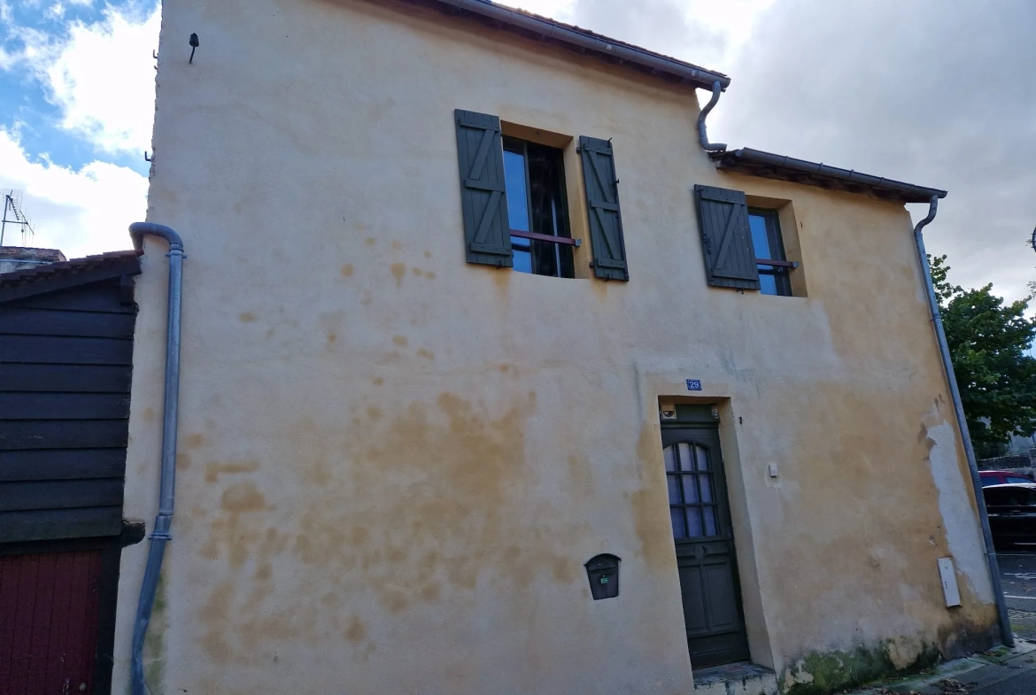 Charmante maison de ville à Mamers avec terrasse, proche commodités et rénovée 