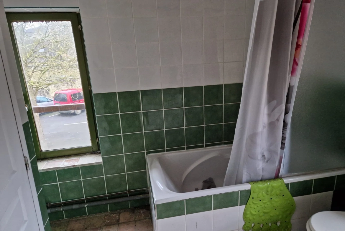 Charmante maison de ville à Mamers avec terrasse, proche commodités et rénovée 