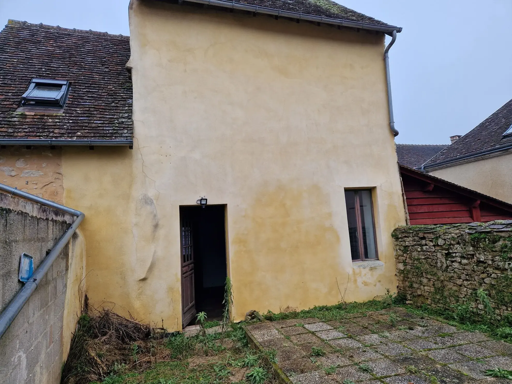 Charmante maison de ville à Mamers avec terrasse, proche commodités et rénovée 