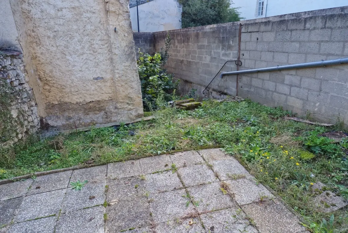 Charmante maison de ville à Mamers avec terrasse, proche commodités et rénovée 