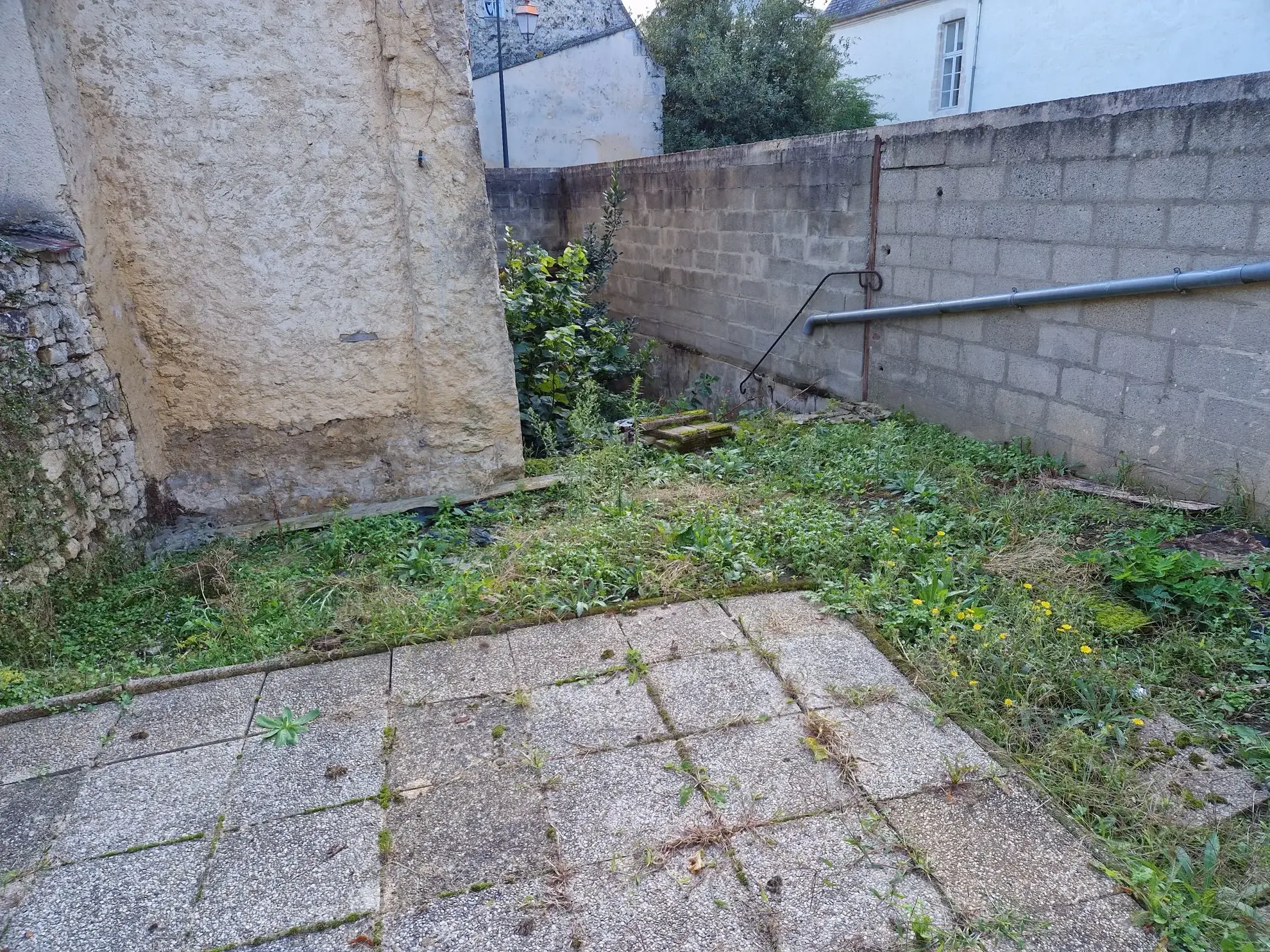 Charmante maison de ville à Mamers avec terrasse, proche commodités et rénovée 