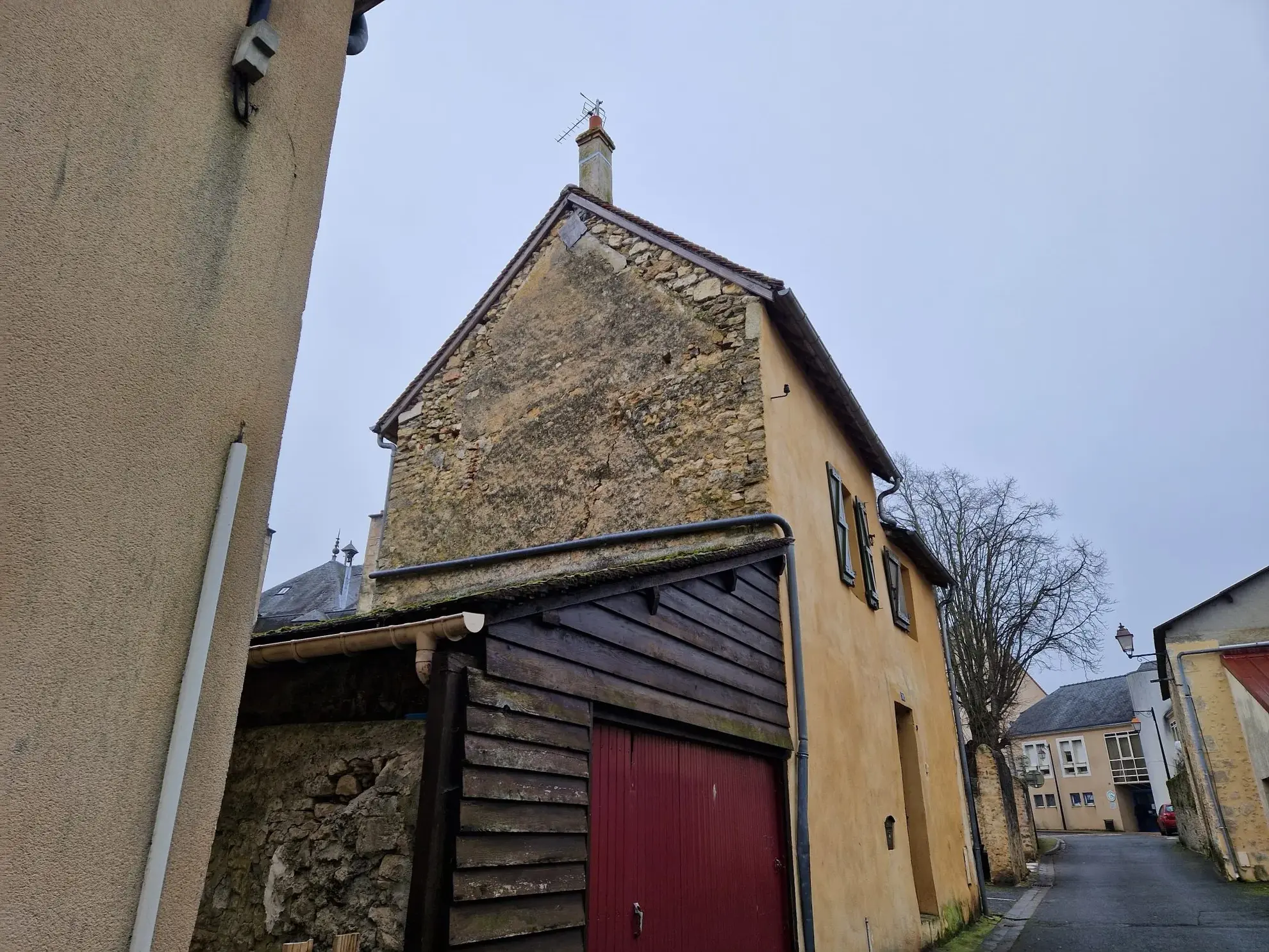 Charmante maison de ville à Mamers avec terrasse, proche commodités et rénovée 