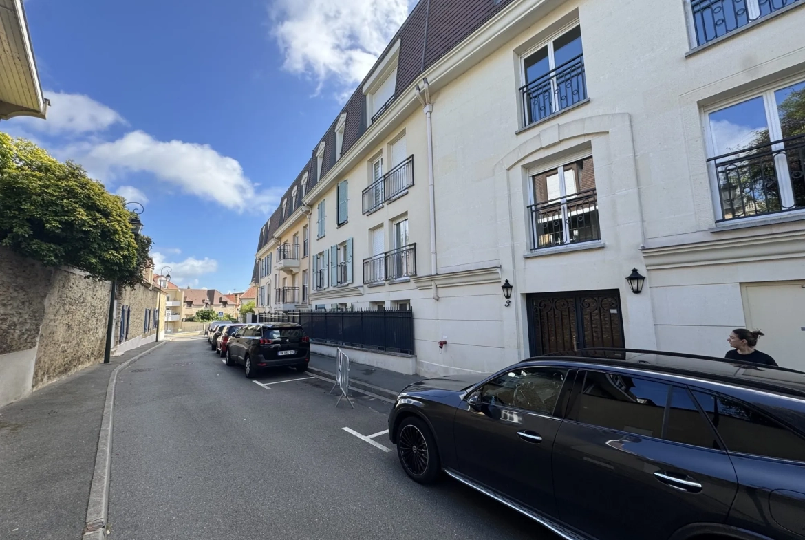 Appartement F2 à vendre à Les Clayes-sous-Bois, résidence récente avec parking 