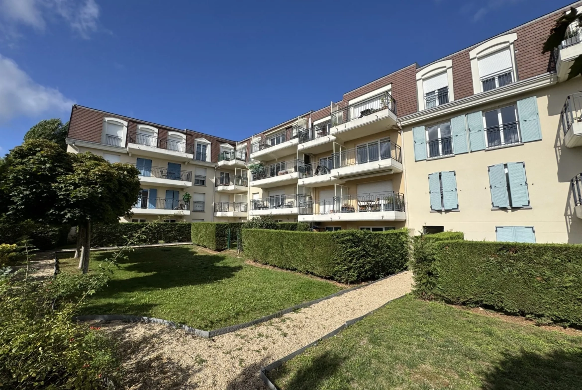 Appartement F2 à vendre à Les Clayes-sous-Bois, résidence récente avec parking 